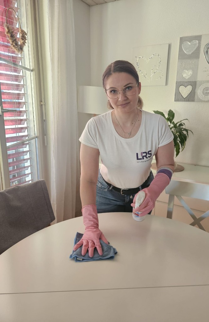 Professionelle Reinigungskraft bei der Arbeit